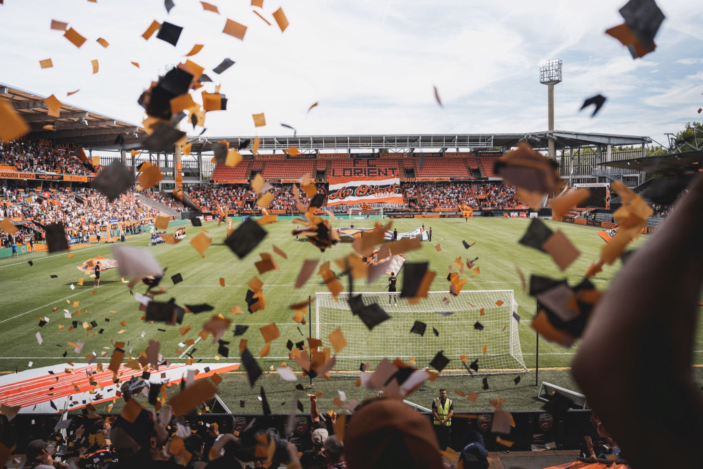 Ambiance dans les tribunes du Moustoir pendant un match du FC Lorient (Morbihan)