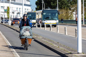 Vélo cargo et autobus à Lorient (Morbihan)