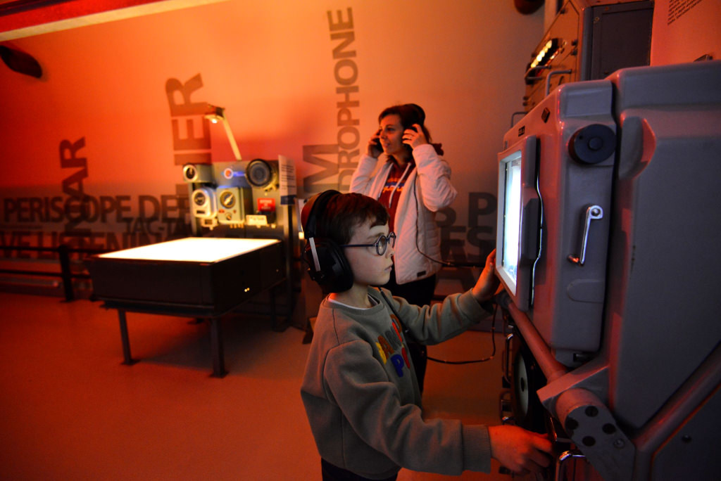 Visite de l'espace interactif du musée du sous-marin Flore S645 à Lorient La Base (Morbihan)