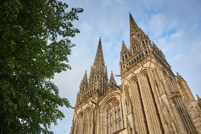 Flèches de la cathédrale gothique Saint-Corentin à Quimper (Finistère, Bretagne Sud)