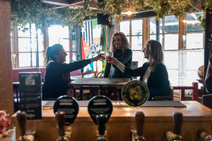 Apéro à l'intérieur de la Tavarn Ar Roue Morvan, dans le centre-ville de Lorient (Morbihan)