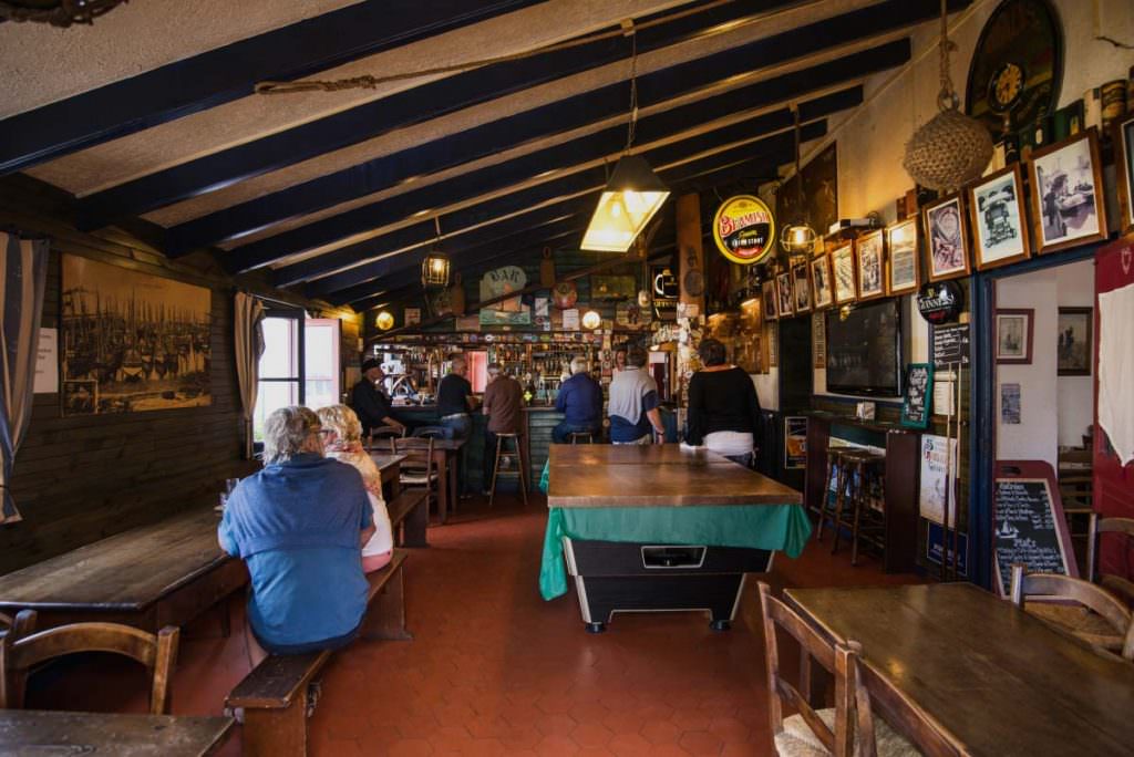 Intérieur du restaurant L'Auberge du Pêcheur sur l'île de Groix (Morbihan) 