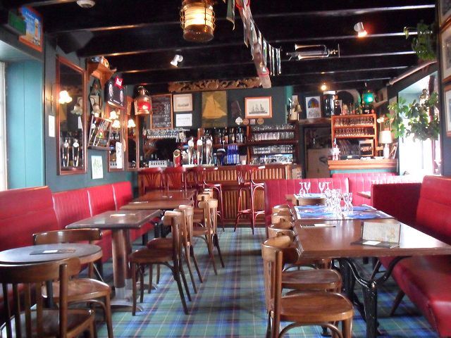 Intérieur du pub La Jetée sur Port-Tudy à l'île de Groix (Morbihan)