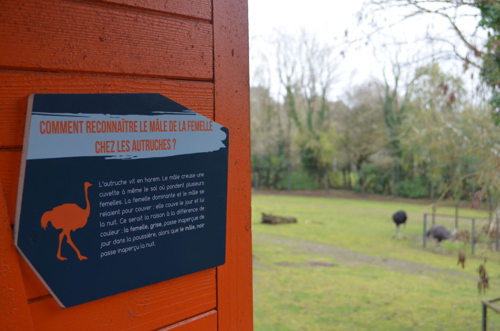 Panneau de sensibilisation aux Terres de Nataé, parc animalier à Pont-Scorff (Morbihan)