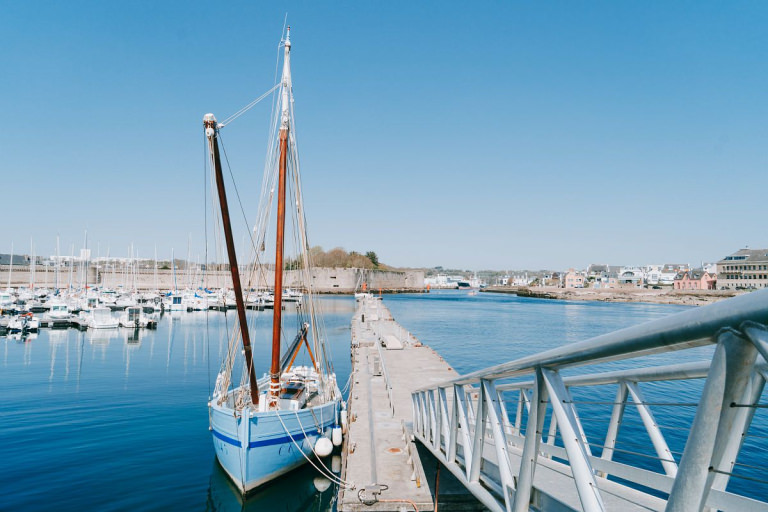 Bateau de pêche sur le port de Concarneau (Finistère, Bretagne Sud)