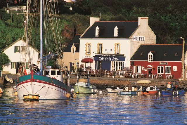 Vue du pub La Jetée sur Port-Tudy à l'île de Groix (Morbihan)