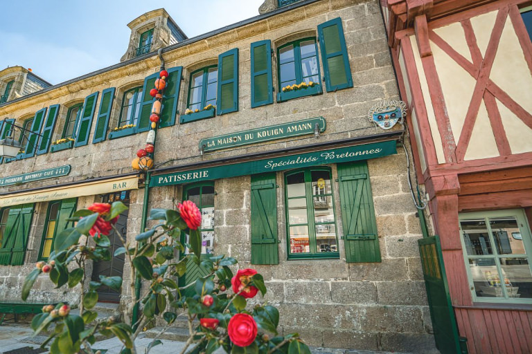 Ruelle et maisons à colombages et vieilles pierres sur la place Saint-Guénolé, dans la Ville Close de Concarneau (Finistère, Bretagne Sud)