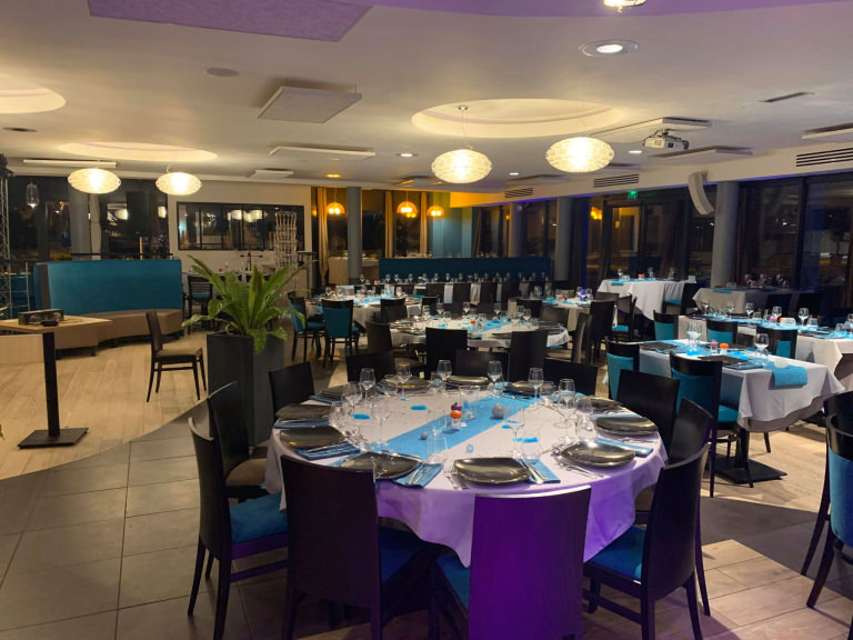 Salle dressée pour le dîner des soirées du vendredi au restaurant K5 à Lorient La Base (Morbihan)