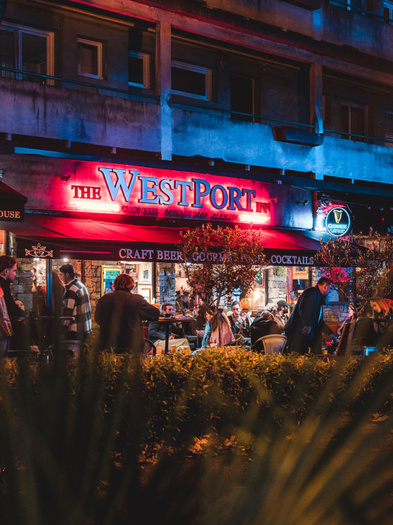 Terrasse du pub irlandais Westport Inn en centre-ville de Lorient (Morbihan)