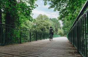 Vélo sur la voie verte à Pont-Scorff, à Lorient Bretagne Sud (Morbihan)