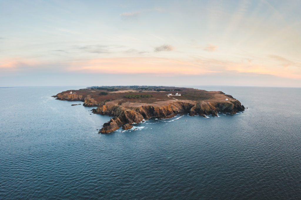 Vue aérienne depuis la pointe de Pen Men, côte sauvage de l'île de Groix à Lorient Bretagne Sud (Morbihan)