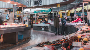 Etals de poissonneries, produits frais et locaux, aux Halles de Merville de Lorient (Morbihan)