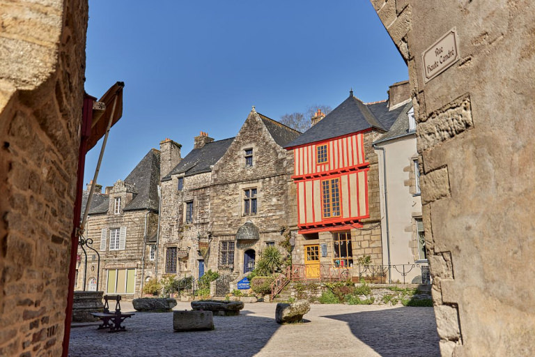 Façade des vieilles bâtisses et maisons à pans de bois à Rochefort-en-Terre, dans le Morbihan (Bretagne Sud)