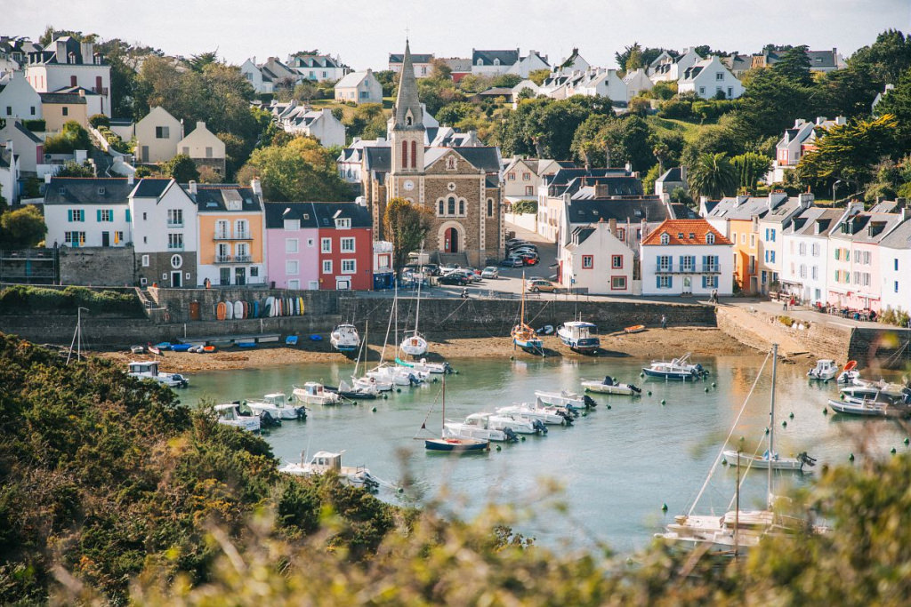 Vue sur le port de Sauzon à Belle-Île, dans le Morbihan (Bretagne Sud)