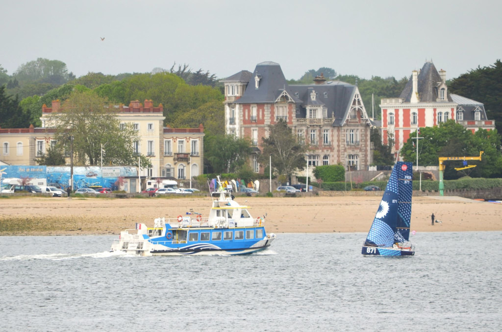 Bateaux sur la rade de Lorient et villas de Kernével vues depuis la pointe de Kerzo à Locmiquélic (Morbihan) 