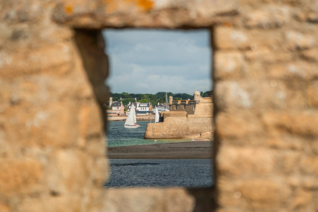 La rade de Lorient et la Citadelle de Port-Louis vue depuis les remparts qui entourent la ville (Morbihan)