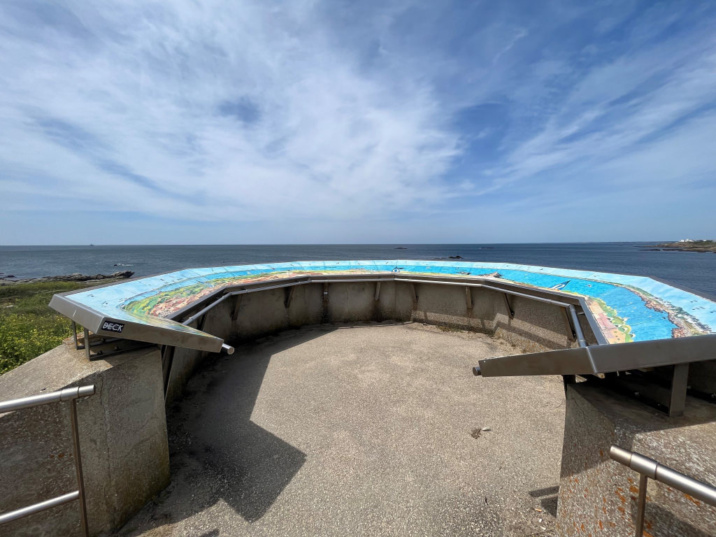 Vue panoramique sur le littoral depuis le calvaire de Kerroc'h à Plœmeur (Morbihan)