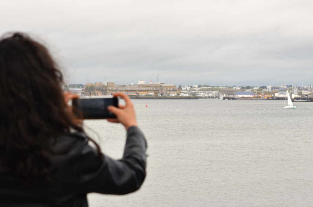 Vue panoramique sur la rade de Lorient et la base de sous-marins depuis la pointe de Kerzo à Locmiquélic (Morbihan)