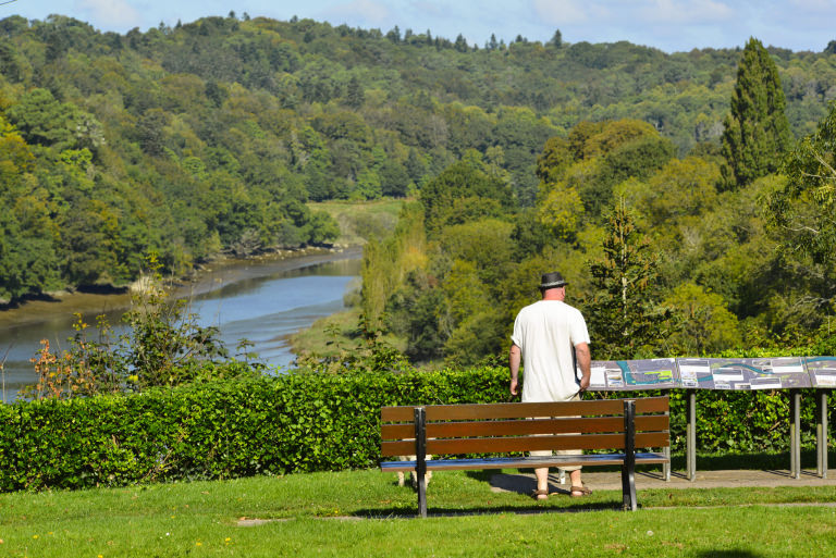 Vue panoramique sur le Blavet et table d'orientation au Bois du Duc à Hennebont (Morbihan)