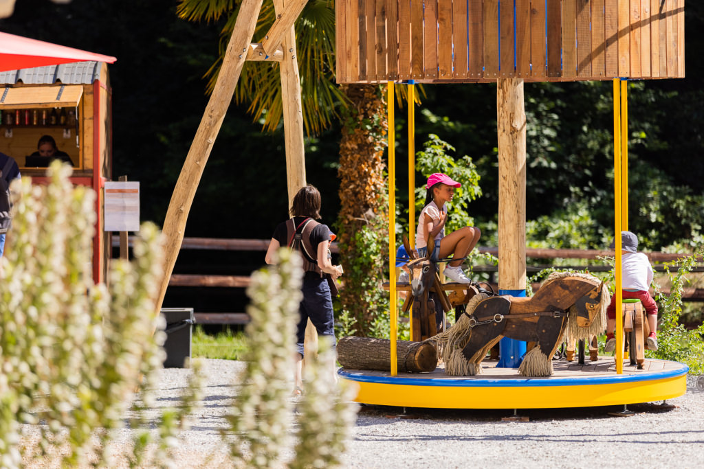 Jeux pour enfants dans le jardin des équi-curieux du Haras National d'Hennebont (Morbihan)