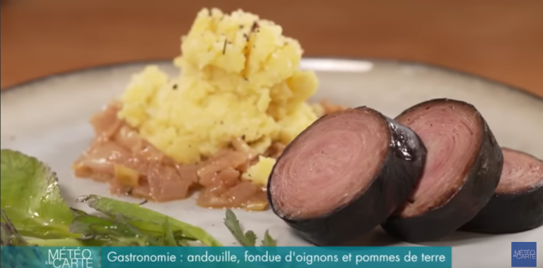 Recette d'andouille accompagnée de fondue d'oignons et d'écrasé de pommes de terre - Gastronomie à Lorient Bretagne Sud (Morbihan)