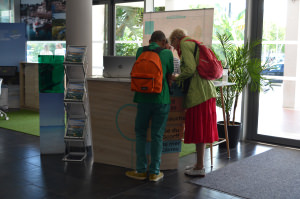 Accueil des visiteurs au point d'information temporaire au Palais des Congrès ©LBST