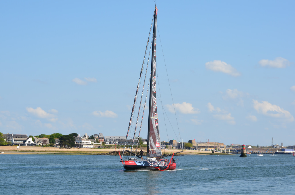 Bateau de course au large IMOCA Charal de Jérémie Beyou en route vers l'entrainement sur la rade de Lorient (Morbihan)