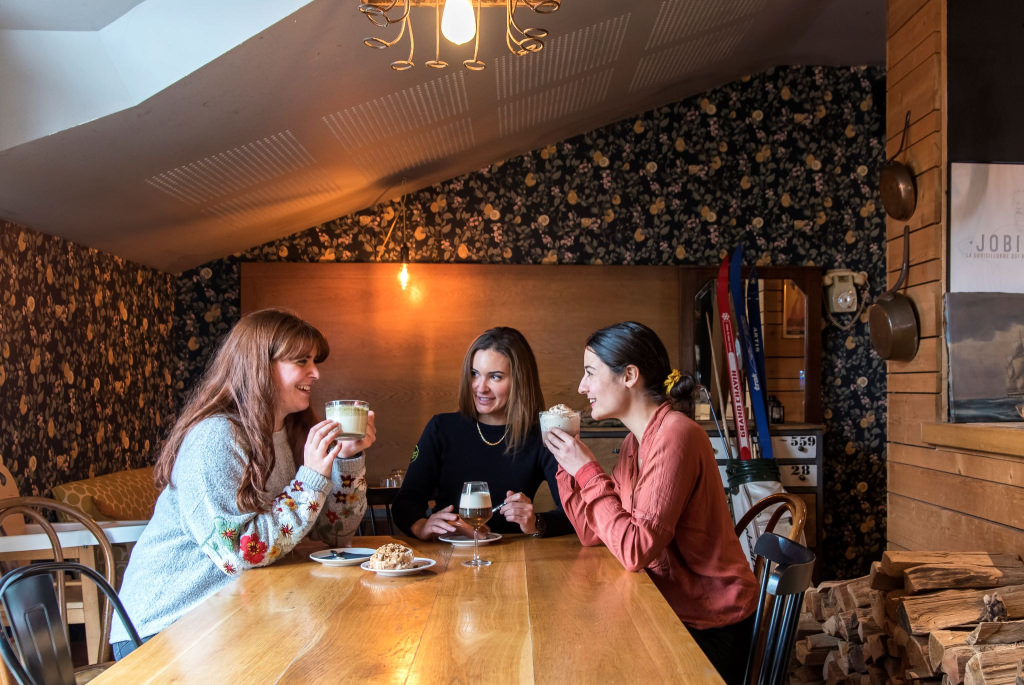 Café dans une ambiance cocooning au bar restaurant Les Garçons du Port sur l'île de Groix (Morbihan)