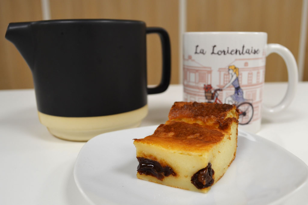 Goûter avec un morceau de far breton aux pruneaux, recette traditionnelle d'Hennebont (Morbihan)