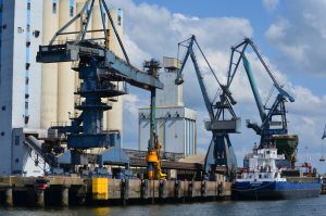 Grues du Port de Commerce de Kergroise vues depuis la rade de Lorient (Morbihan)