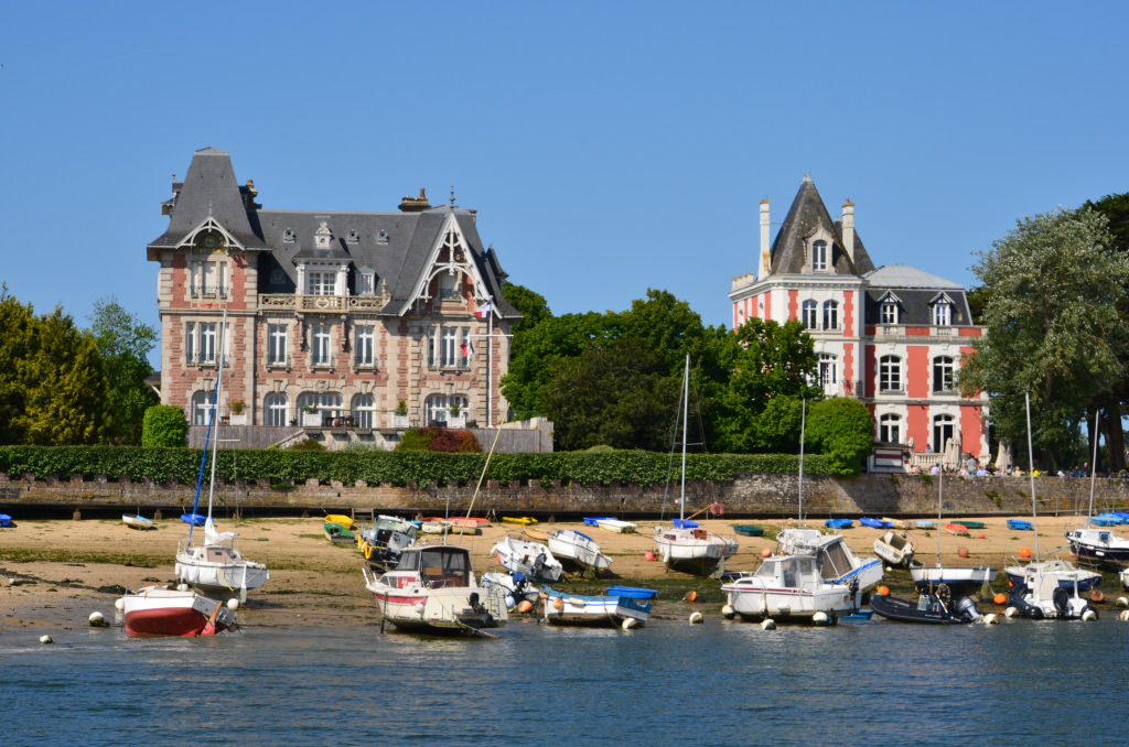 Villa Margaret et Kerlilon sur le port et la petite plage de Kernével à Larmor-Plage (Morbihan)