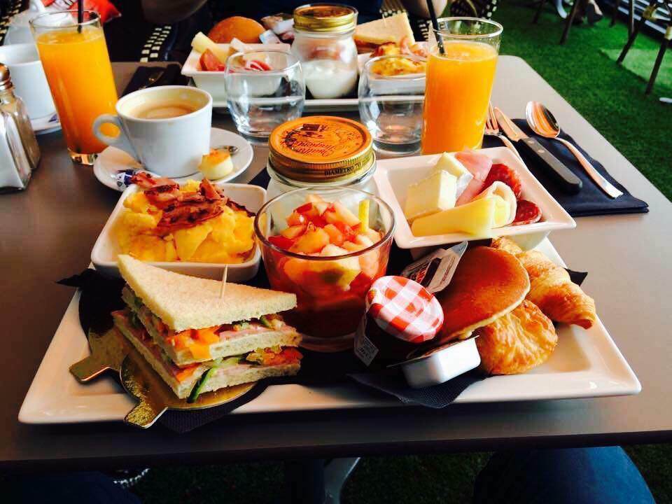 Brunch du dimanche en terrasse dans le centre-ville de Lorient à la Brasserie L'Aristide (Morbihan)