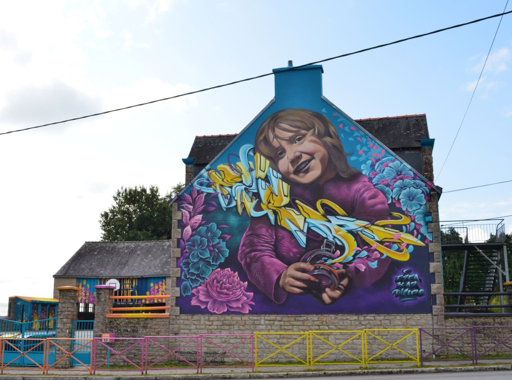 Fresque de street art du Diaspora Crew (Ezra, Kaz et Difuso) sur l'école Les Plumes d'Inguiniel (Morbihan)