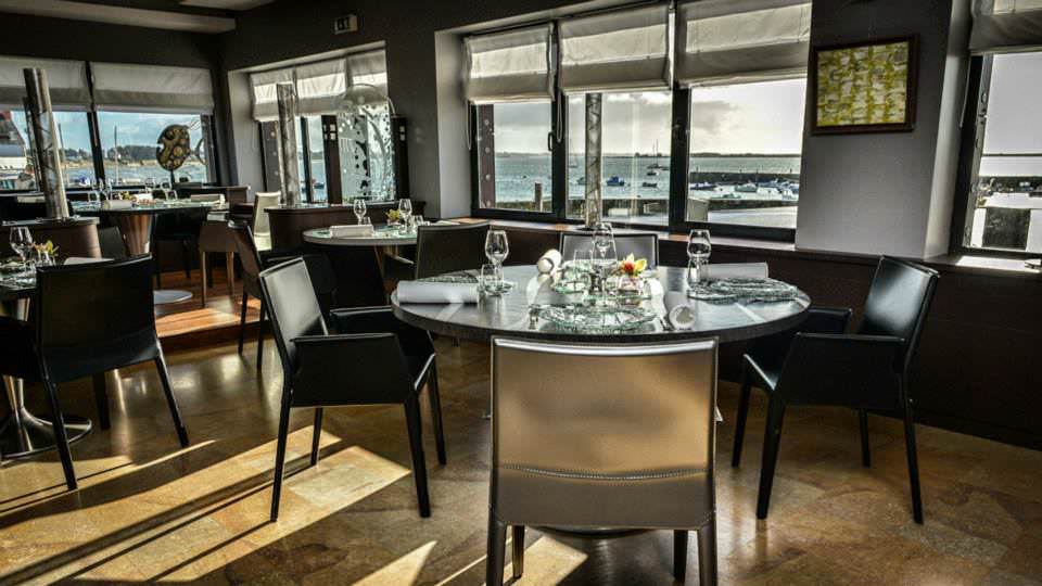 Salle du restaurant étoilé l'Avel Vor avec vue sur mer, à Port-Louis (Morbihan) 