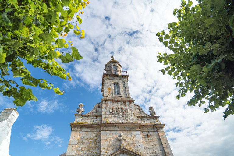 Façade de l'église Notre-Dame de l'Assomption sur la Place Saint-Pierre à Port-Louis (Morbihan)