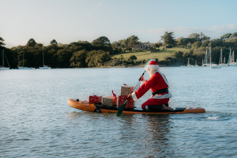 Arrivée du Père Noël à Lorient Bretagne Sud en stand-up paddle (Morbihan)