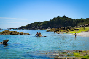 Baignade dans les eaux turquoises de la plage des Sables Rouges à l'île de Groix (Morbihan)