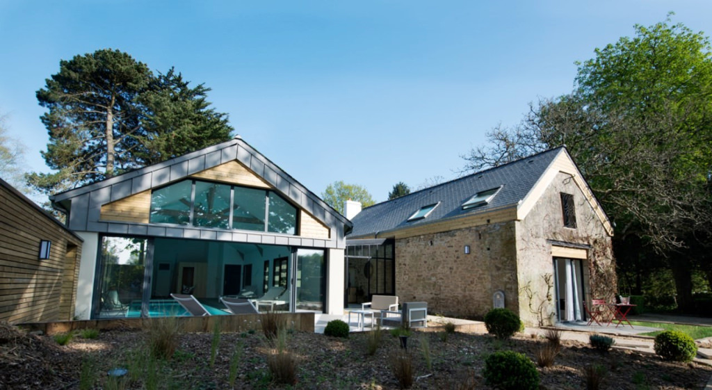 Extérieur des chambres d'hôtes avec espace balnéo Le Manoir des Eperviers à Quéven (Morbihan)