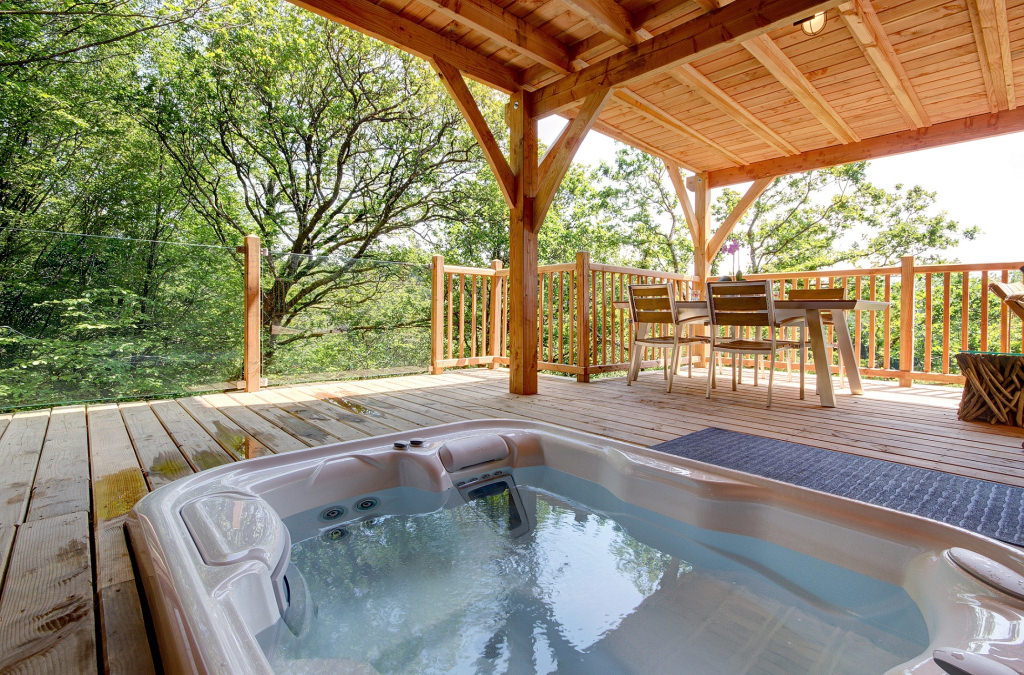 Jacuzzi dans l'espace balnéo de la Vallée de Pratmeur à Quistinic (Morbihan)