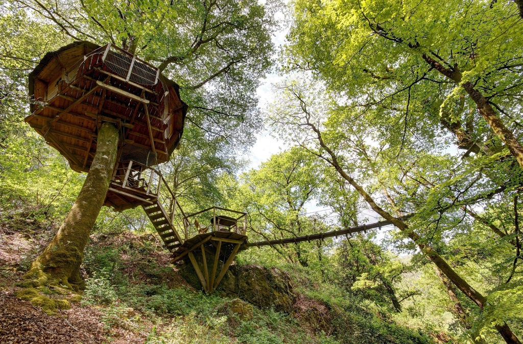 Cabanes dans les arbres, hébergement insolite à la Vallée de Pratmeur à Quistinic (Morbihan) 