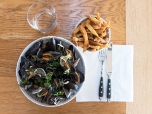 Moules frites au restaurant Les Garçons du Port à Port-Tudy, sur l'île de Groix (Morbihan)