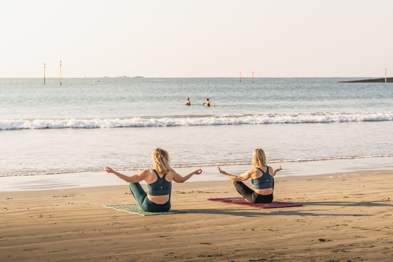 Séance de médiation et de yoga au lever de soleil sur la plage de Toulhars à Larmor-Plage (Morbihan)