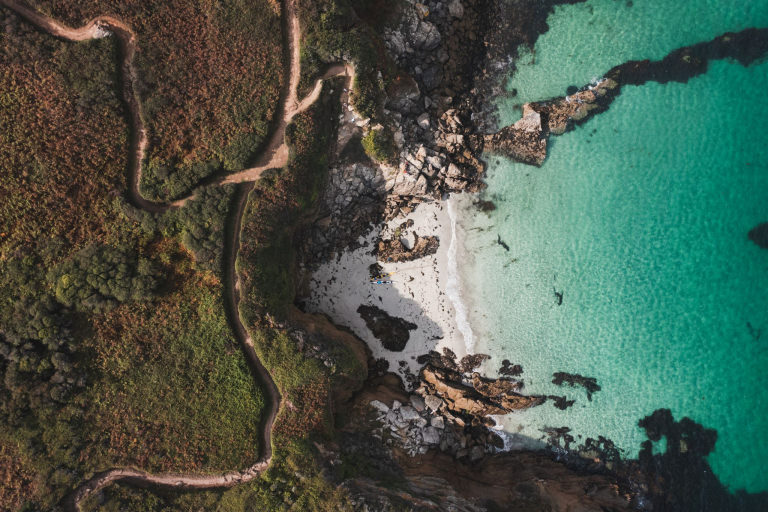 Vue aérienne de la crique de Poulziorec - plage de Tahiti beach - sur l'île de Groix (Morbihan)