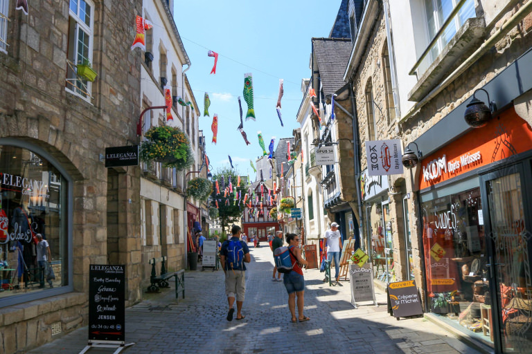 Balade dans le centre-ville d'Auray et ses rues commerçantes (Morbihan)
