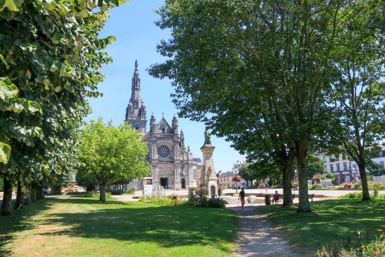 Vue de la basilique du sanctuaire de Sainte-Anne d'Auray depuis le parc (Morbihan)