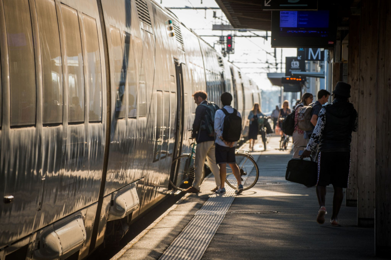 Embarquement à bord d'un TER BreizhGo avec son vélo en gare de Lorient Bretagne Sud (Morbihan)