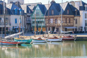 Vieux gréement et maisons médiévales au port Saint-Goustan à Auray (Morbihan)