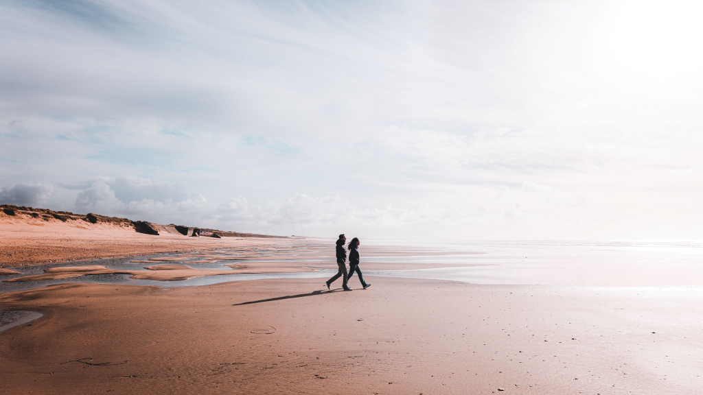 Balade sur la Grande Plage de Gâvres à marée basse, sur le cordon dunaire de Gâvres à Quiberon (Morbihan)