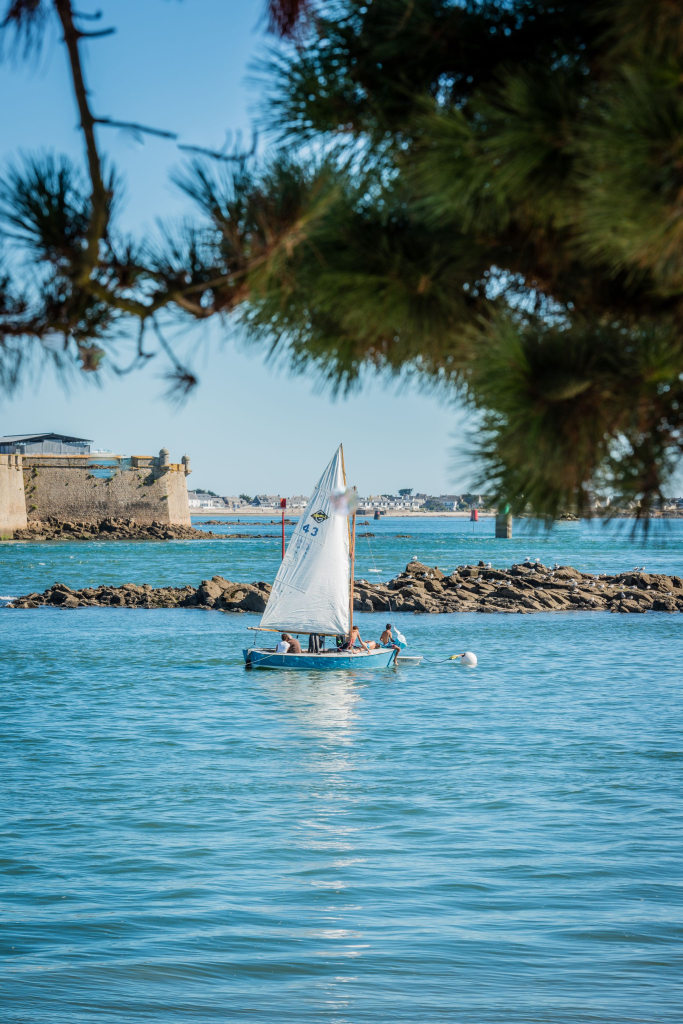 Bateau en navigation sur la rade de Lorient entre Port-Louis et Larmor-Plage (Morbihan)