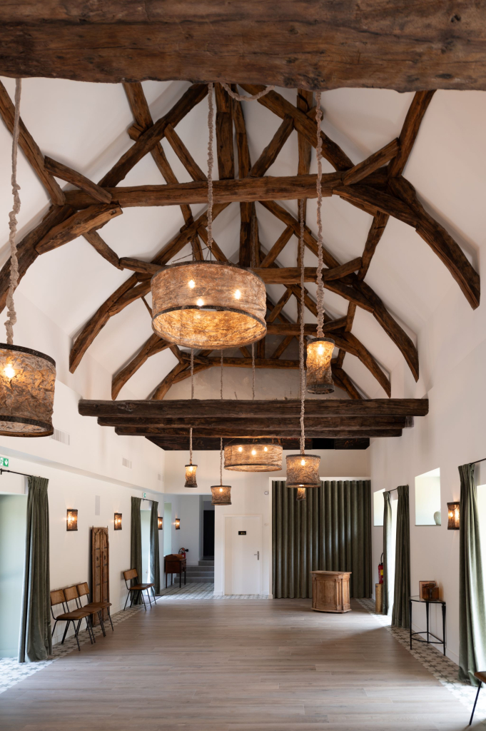 Charpente de la longère, salle de réception et de séminaires au Manoir des Cotonnades à Lorient (Morbihan)